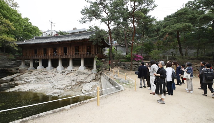 200년 넘게 베일에 싸여있다 23일 오후 일반인에게 한시적으로 공개된 서울 성북구 성락원(城樂園) 내 송석정. 연합뉴스