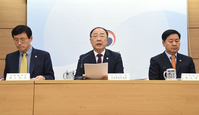 홍남기(가운데) 부총리 겸 기획재정부 장관이 지난 22일 정부세종청사에서 '2019 미세먼지 민생 추경'과 관련해 사전 브리핑을 열고 6조7,000억원 규모의 추경안에 대해 설명하고 있다. 왼쪽부터 이호승 기재부 1차관, 홍 부총리, 구윤철 기재부 2차관. 기획재정부 제공