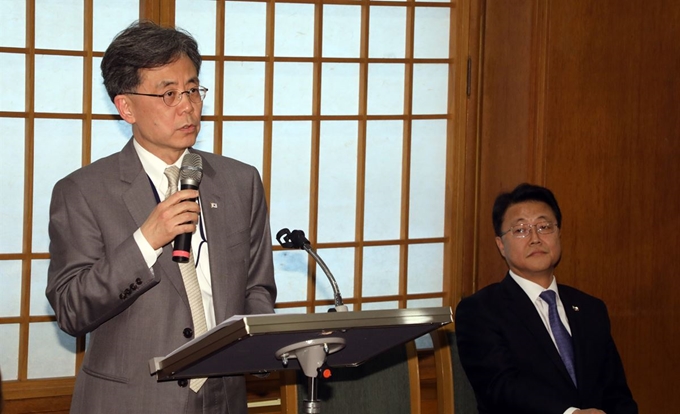 김현종 국가안보실 2차장이 14일 청와대에서 문재인 대통령 중앙아시아 3국 순방 기자간담회를 하고 있다. 연합뉴스