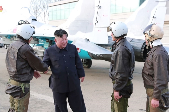 북한 김정은 국무위원장이 16일 공군 제1017군부대 전투비행사들의 비행훈련을 현지 지도했다고 조선중앙TV가 17일 보도했다. 조선중앙TV=연합뉴스