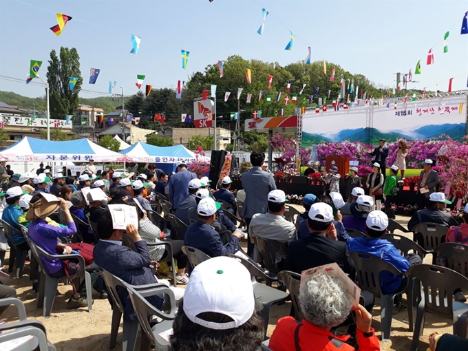 성남시 시화 인 '철쭉’'축제가 오는 28일 청계산 자락서 열린다. 지난해 열린 철쭉축제에서 많은 인파가 몰렸다. 성남시 제공