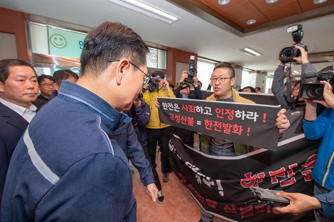 24일 오전 고성군 토성면 사무소에서 열린 한국전력공사와 고성ㆍ속초 산불 피해 주민 간담회장에서 한 주민이 김종갑(왼쪽) 사장에게 산불 발화에 대한 사과와 책임 인정을 요구하고 있다. 고성군 제공