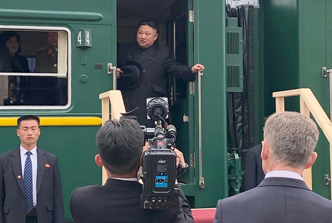 김정은 북한 국무위원장이 24일 오전 전용 열차 편으로 러시아와 북한의 접경 지역인 하산역에 도착해 올렉 코줴먀코 연해주 주지사의 영접을 받고 있다. 연합뉴스