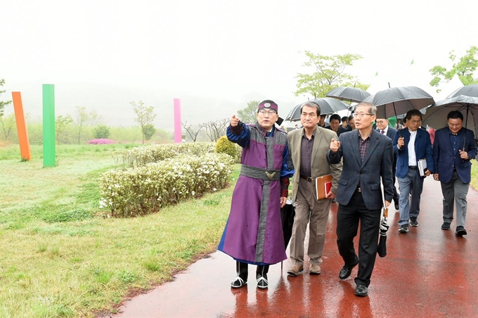 주낙영 경주시장이 24일 오전 대한축구협회 부지선정위원들에게 현장을 설명하고 있다. 경주시 제공