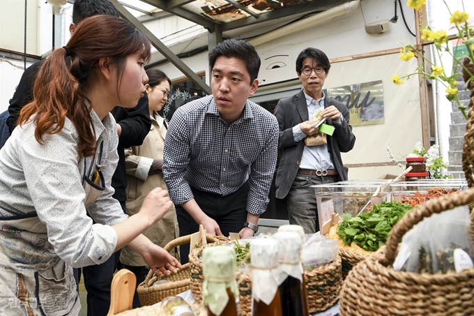 23일 서울 마포구 합정동 무대륙에서 열린 ‘마르쉐 채소시장@합정’을 방문한 김호윤 셰프가 ‘들풀한아름’의 김진은 대표와 들풀에 대해 대화하고 있다. 이한호 기자