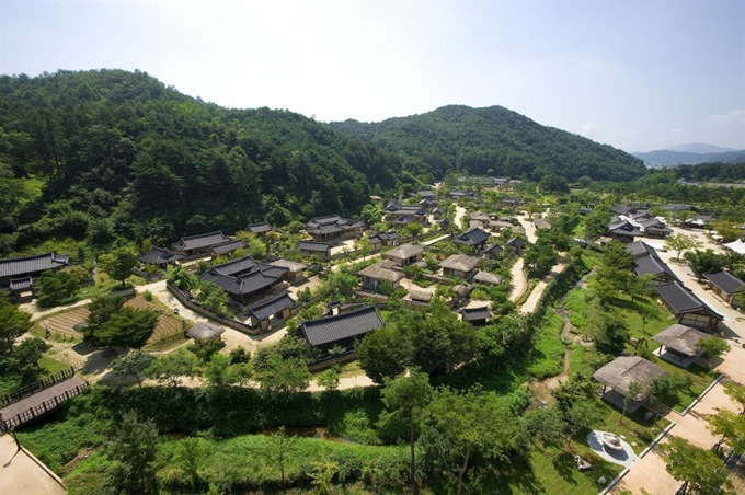 경북 영주시 선비촌. 기와집과 초가집 등 조선시대 건축물로 한 마을을 이루고 있다. 영주시 제공