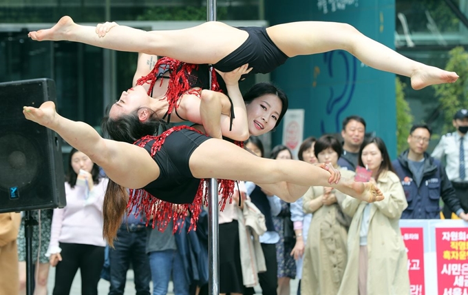 24일 오후 서울 중구 서울광장에서 열린 '2019 문화가 흐르는 서울광장'에서 조성아 폴댄스팀이 멋진 무대를 선보이고 있다. 뉴시스