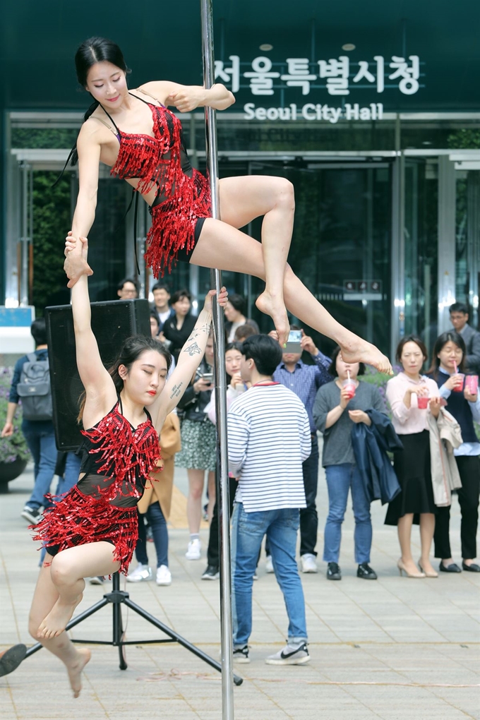 24일 오후 서울 중구 서울광장에서 열린 '2019 문화가 흐르는 서울광장'에서 조성아 폴댄스팀이 멋진 무대를 선보이고 있다. 뉴시스