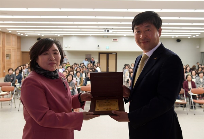 문해교육상을 수상한 황명선(오른쪽) 논산시장이 한국문해교육협회 전은경 회장과 기념촬영을 하고 있다. 논산시 제공