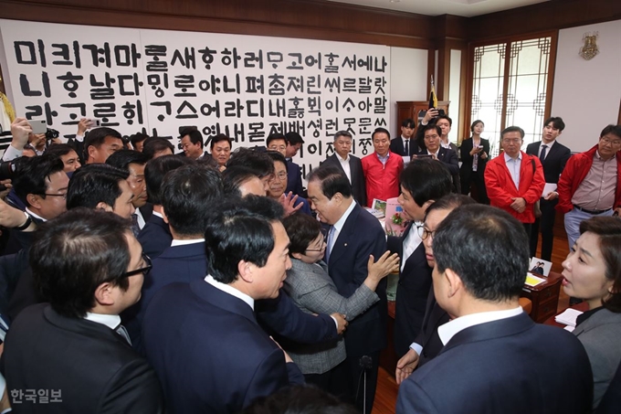 24일 국회의장실을 항의 방문한 임이자 의원 등 자유한국당 소속 의원들이 문희상 국회의장이 퇴장하려 하자 그를 둘러싼 채 막아서고 있다. 배우한 기자