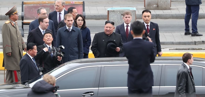 24일 오후(현지시간) 북러 정상회담을 위해 러시아를 방문한 북한 김정은 국무위원장이 러시아 블라디보스토크역에 도착해 환영행사를 마친 뒤 차량에 탑승하고 있다. 블라디보스토크=연합뉴스