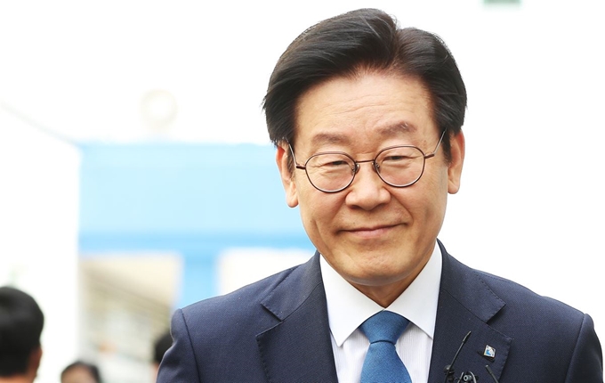 공직선거법상 허위사실 공표와 직권남용권리행사방해 혐의 등으로 기소된 이재명 경기지사가 22일 오후 경기도 성남시 수정구 수원지방법원 성남지원에서 열린 19차 공판에 출석하고 있다. 연합뉴스