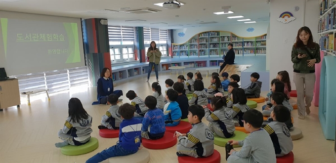 지역 한 초등학교 어린이들이 최근 2.28기념학생도서관에서 도서관체험을 하고 있다. 대구교육청 제공