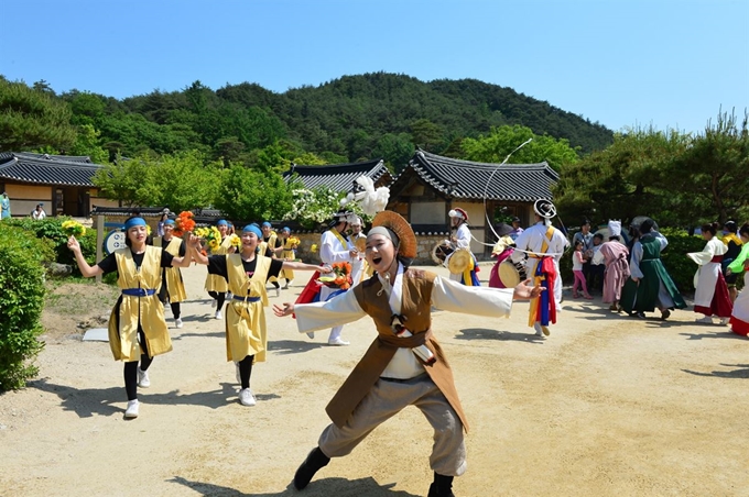 지난해 열린 영주 선비문화축제에서 마당놀이패가 거리공연을 하고 있다. 영주시 제공