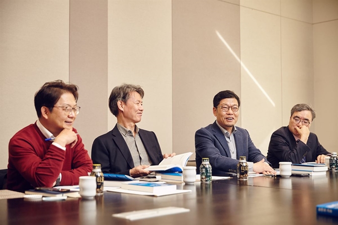 서울대 교수 23명이 기술과 인간의 미래를 주제로 진행한 토론을 압축한 ‘공존과 지속’이 최근 출간됐다. 이 프로젝트의 좌장을 맡은 서울대 교수들이 22일 서울대 교수회관에 모여 기자간담회를 열고 있다. 왼쪽부터 장대익(자유전공학부) 김기현(철학과) 이정동(산업공학과) 권혁주(행정대학원) 교수 민음사 제공