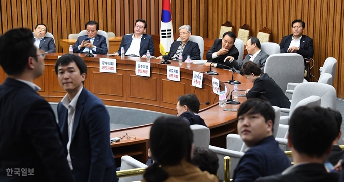 자유한국당 의원들이 25일 국회 사개특위 회의장을 점거한 채 공수처 설치법 패스트트랙 상정을 막기위해 대기하고 있다. 오대근기자