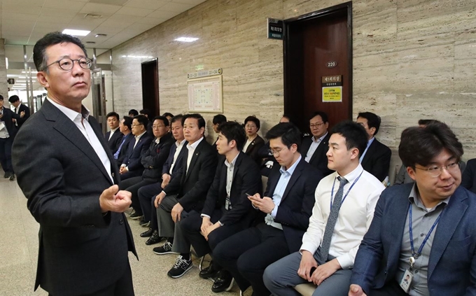 자유한국당 의원들이 25일 국회 특별위원회 회의장 앞에서 사개특위 회의를 저지하기 위해 대기해 있다. 2019.4.25 연합뉴스