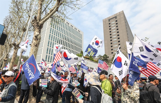 24일 서울 서초구 서울중앙지검 앞에서 보수단체 회원들이 박근혜 전 대통령에 대한 형집행정지를 촉구하는 집회를 하고 있다. 뉴스1