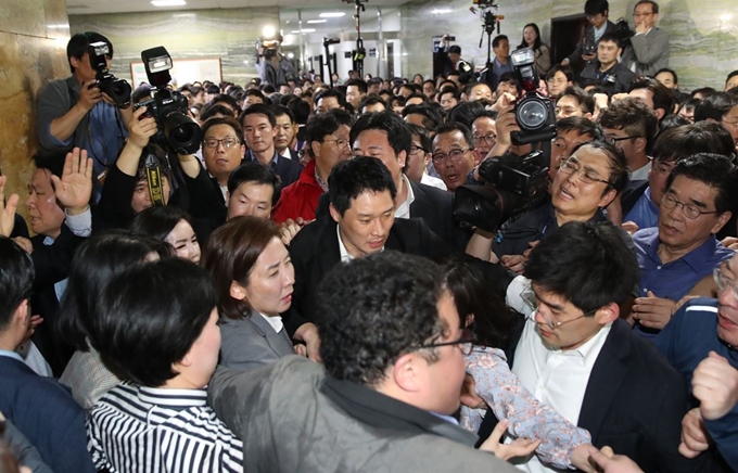 자유한국당 의원과 보좌관들이 25일 국회 의안과 진입을 시도하다 국회 관계자들과 몸싸움을 벌이고 있다. 연합뉴스