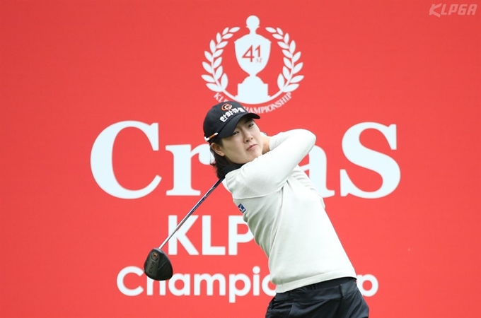 이정민이 25일 경기 양주시 레이크우드 컨트리클럽에서 열린 KLPGA 시즌 첫 메이저 대회 크리스F&C LPGA 챔피언십에서 6번홀 티샷을 날리고 있다. KLPGA 제공