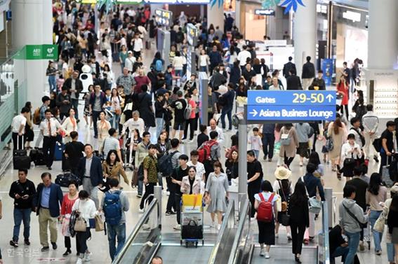 영종도 인천공항 제1터미널 면세구역. 한국일보 자료사진