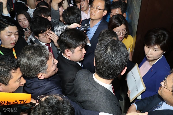 [저작권 한국일보] 백혜련 더불어민주당 의원이 25일 저녁 국회 의안과 앞에서 패스트트랙 법안 제출을 시도하고 있다. 오대근 기자