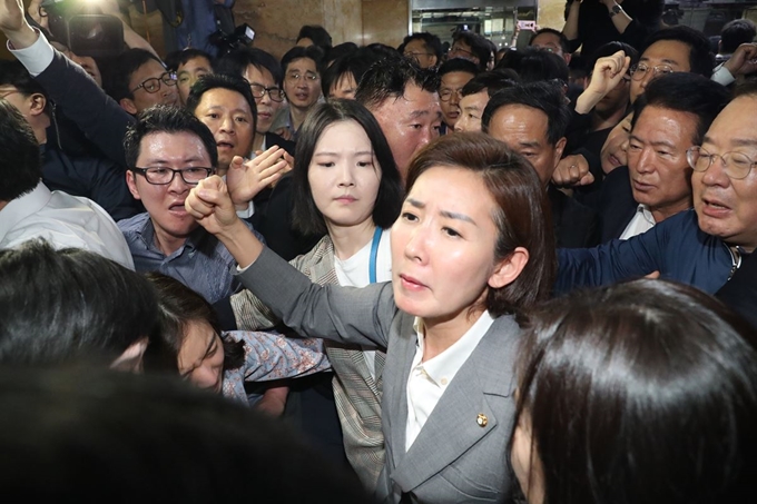 자유한국당 나경원 원내대표와 의원, 보좌진들이 국회 의안과 앞에서 경호권발동으로 진입한 국회 경위들을 저지하며 헌법수호를 외치고 있다. 연합뉴스