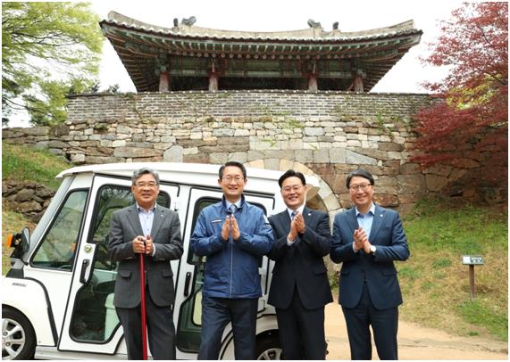 25일 남한산성 남문 앞에서 김기호(왼쪽부터) 경기도지체장애인협회장, 김희겸 경기도 행정1부지사, 최종현 경기도의원, 오완석 경기도장애인체육회 사무처장이 협약을 축하하고 있다. 경기도 제공