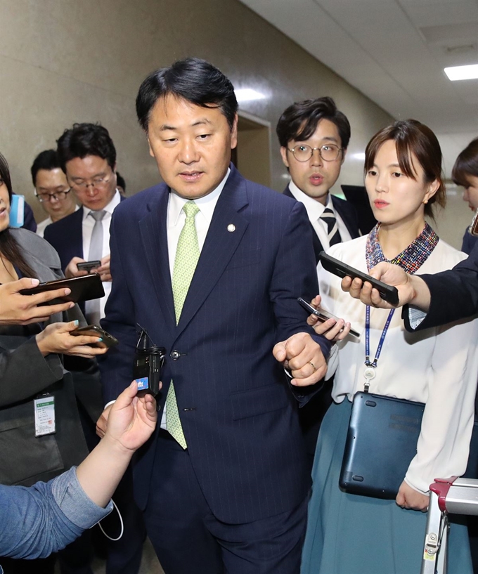 바른미래당 김관영 원내대표가 25일 보도진 질문을 받으며 국회 운영위원장실로 들어서고 있다. 연합뉴스.