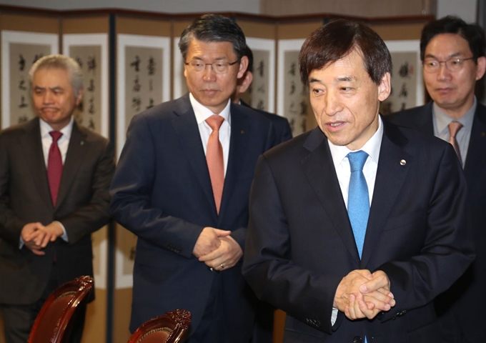 이주열(오른쪽 두번째) 한국은행 총재가 26일 서울 중구 한국은행에서 열린 금융협의회에 참석하고 있다. 연합뉴스