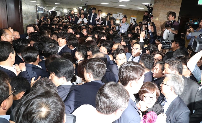 25일 국회 의안과 앞에서 자유한국당 의원 및 보좌진들과 민주당 의원들이 국회의장의 경호권 발동으로 진입한 국회 경위들과 뒤섞여 아수라장을 이루고 있다. 연합뉴스