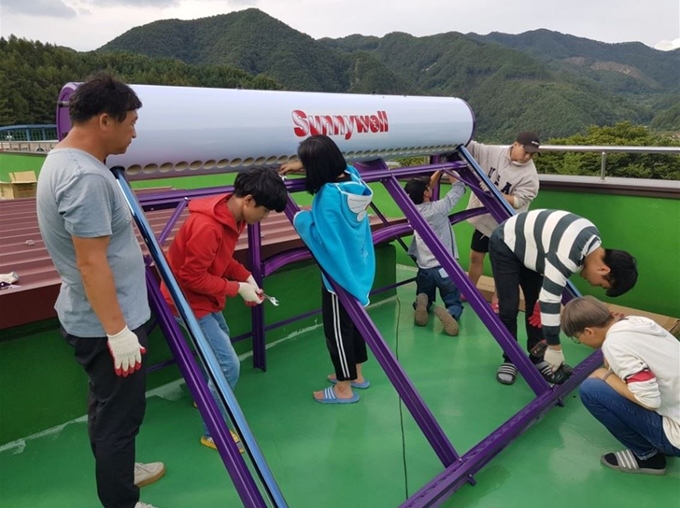 제1기 꿈꾸는 환경학교로 선정된 전북 무주군 푸른꿈고교 학생들이 태양광 온수기를 만들고 있다. 푸른꿈고교에선 학생들이 학교 내 에너지 시설이 필요한 곳에 대해 스스로 고민해보고 조립부터 마무리까지 직접 참여를 통해 친환경 에너지 설비를 만들어가는 프로젝트 수업을 진행했다. 환경부 제공