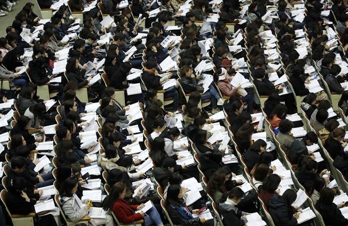 지난달 31일 서울 강남구 진선여고에서 열린 영재학교ㆍ과학고ㆍ자사고ㆍ외고ㆍ국제고ㆍ일반고 진학을 위한 ‘종로학원하늘교육 고교 및 대입 특별 설명회’에서 학부모들이 자료를 살펴보고 있다. 뉴스1