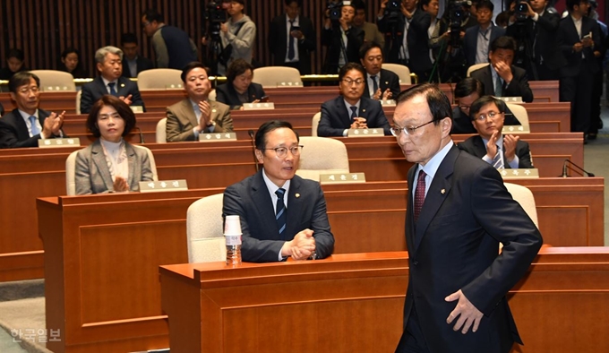 26일 오전 국회에서 더불어민주당 의원총회가 열린 가운데 이해찬 대표가 굳은 표정으로 발언대로 향하고 있다.오대근기자