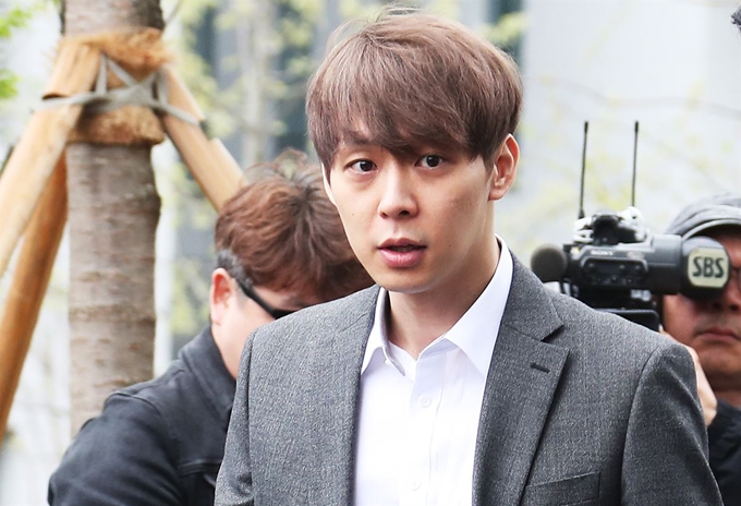 마약류 관리에 관한 법률 위반 혐의로 사전구속영장이 청구된 가수 겸 배우 박유천(33) 씨가 26일 오후 경기도 수원시 영통구 수원지방법원에서 열린 구속 전 피의자심문(영장실질심사)에 출석하고 있다. 연합뉴스