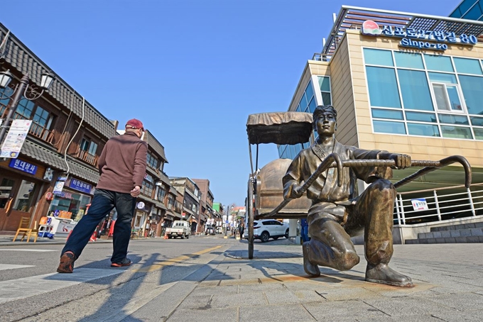 ‘개항장 문화의 거리’의 인력거 동상. 100여년 전으로 시간여행을 떠나 온 듯하다.