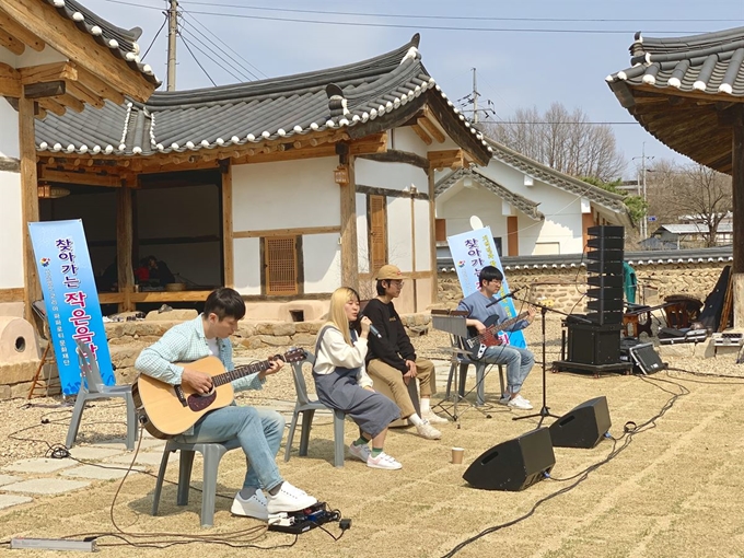 ‘경상북도 도시청년 시골파견제’ 공식 1호점 화수헌(한옥 게스트하우스)이 문경 산양면에 문을 열자 조용하던 산촌마을에 생기가 돋기 시작했다. 경북도 제공