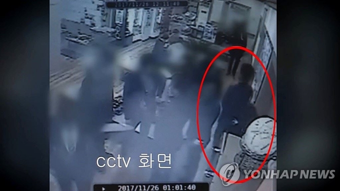 '곰탕집 성추행' 사건 현장의 CCTV 장면. 연합뉴스