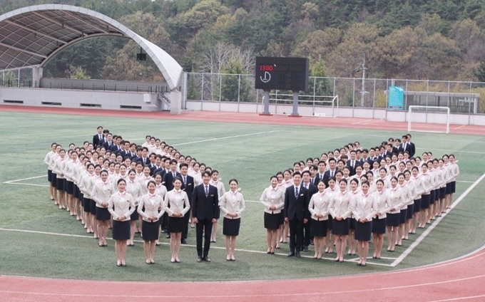 운동장에 모여 포즈를 취한 경운대 항공서비스학과 재학생들. 경운대 제공