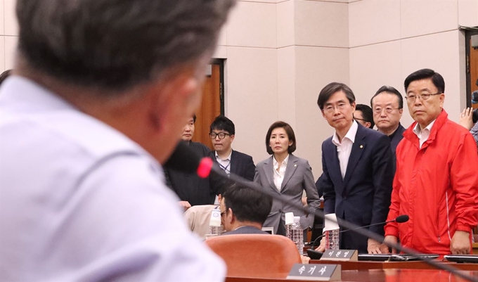 국회 사법개혁특위 이상민위원장과 더불어민주당 소속 위원들이 26일 새벽 자유한국당 의원들의 봉쇄를 따돌리고 법사위 회의실에 진입해 사법개혁특위가 개의하자 후에 들어온 자유한국당 나경원 원내대표(오른쪽 네번째)와 의원들이 더불어민주당 표창원 위원(왼쪽)의 발언을 듣고 있다. 연합뉴스