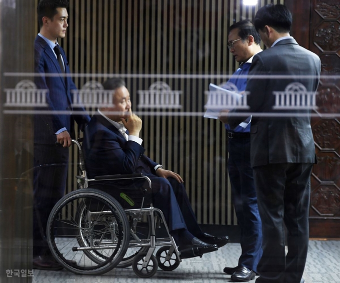 홍영표 더불어민주당 원내대표가 27일 오후 서울 여의도 국회 예결위 회의장에서 이상민 사개특위 위원장과 이야기를 나누고 있다. 홍인기 기자