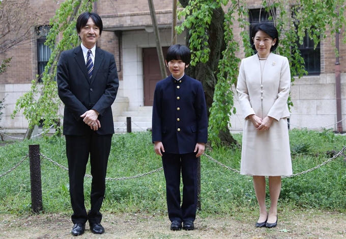 지난 8일 도쿄 오차노미즈 여자대학 부속중학교에 입학한 히사히토(가운데) 왕자와 그 부모인 후미히토 왕자, 기코 왕자비가 기념 사진을 촬영하고 있다. 도쿄=AP 연합뉴스