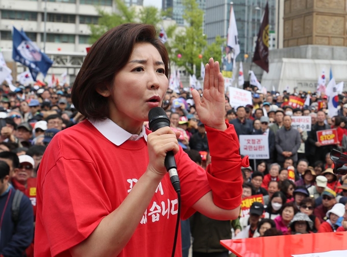 자유한국당 나경원 원내대표가 27일 오후 서울 광화문광장에서 열린 '문재인 STOP(멈춤), 국민이 심판합니다!'에서 연설하고 있다. 연합뉴스