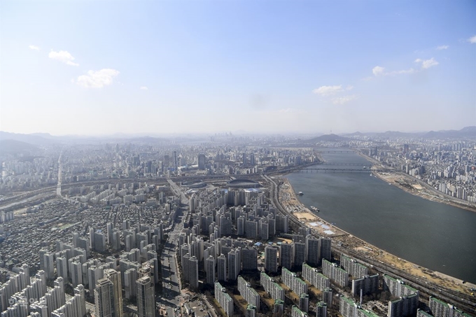 서울 송파구 롯데월드타워 서울스카이에서 내려다본 아파트 단지와 한강. 한국일보 자료사진