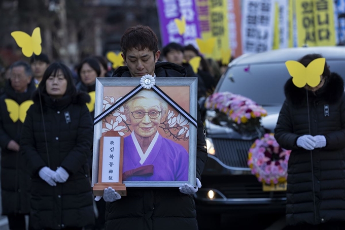 일본군위안부 피해자 김복동 할머니의 영결식 운구행렬이 2월 1일 서울 광화문 일대를 지나가고 있다. 정부에 등록된 위안부 피해자 중 생존자는 매년 줄어 올해 4월 2일 기준 21명밖에 남지 않았다. 심현철 기자