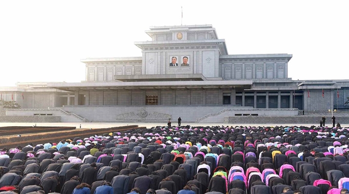 북한 노동당 기관지 노동신문은 제2차 전국 당 초급선전 일꾼대회 참가자들이 지난 3일 김일성 주석과 김정일 국방위원장의 시신이 안치된 금수산 태양궁전을 찾아 참배했다고 4일 보도했다. 평양=노동신문 연합뉴스