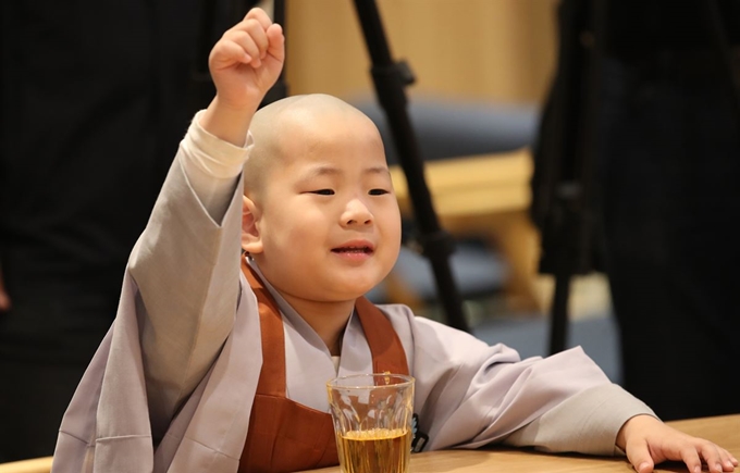 조계사 '단기 출가 보리수 새싹학교' 동자승들이 29일 오전 서울시청에서 박원순 서울시장과 대화하고 있다. 연합뉴스