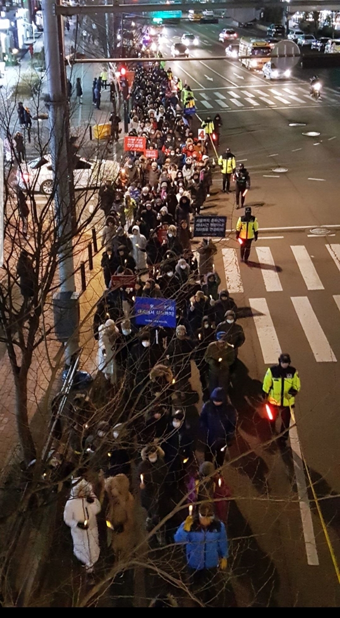 경기 고양시 일산동구 식사ㆍ풍동지구 주민들이 지난해 12월 18일 식사동 위시티 사거리에서 전철 연장을 요구하는 장외집회를 벌이고 있다. 고양도시철도식사풍동추진연합회 제공