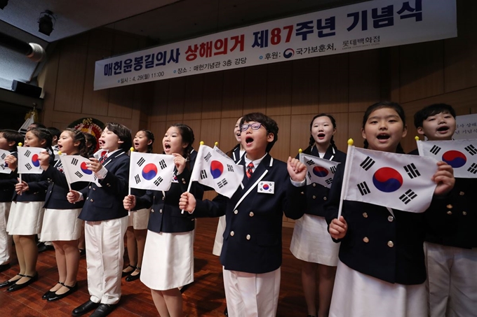 29일 서울 서초구 매헌기념관에서 열린 윤봉길 의사 상해 의거 87주년 기념식에서 역사어린이 합창단이 공연하고 있다. 연합뉴스