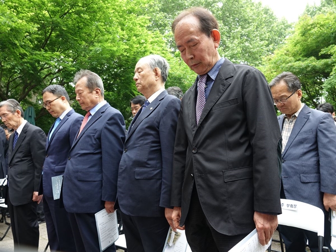 29일 중국 상하이 루쉰공원의 윤봉길 의사 기념관 앞에서 열린 '윤봉길 의사 상하이 의거 87주년 기념식' 참석자들이 묵념을 하고 있다. 연합뉴스